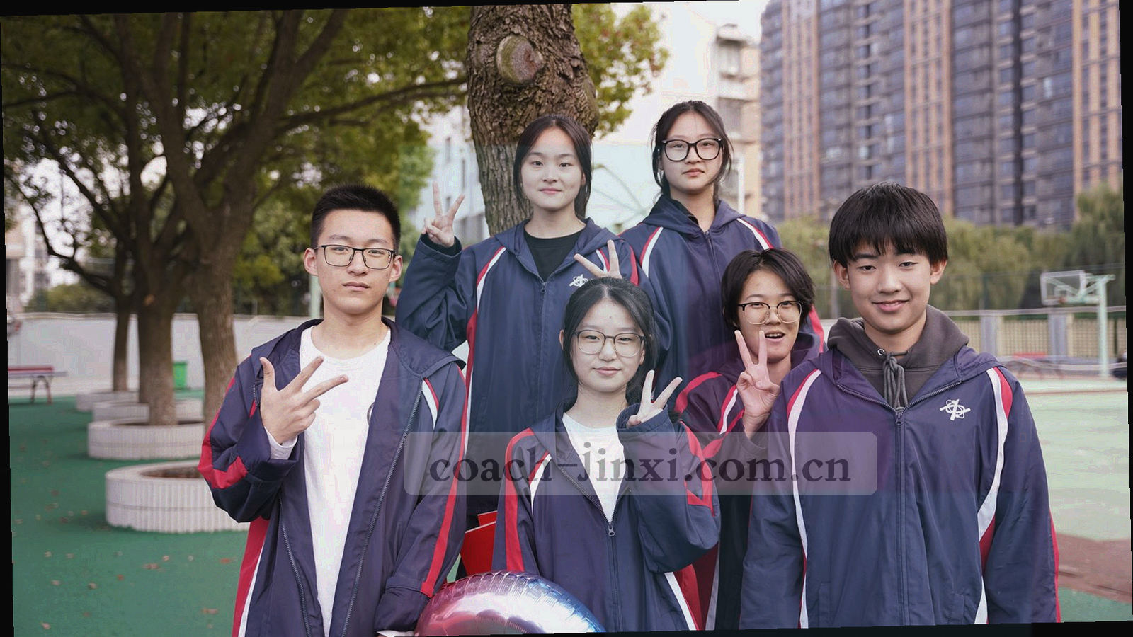 横向时间轴与刻度标记的抽象局部图，不含具体时间文字
